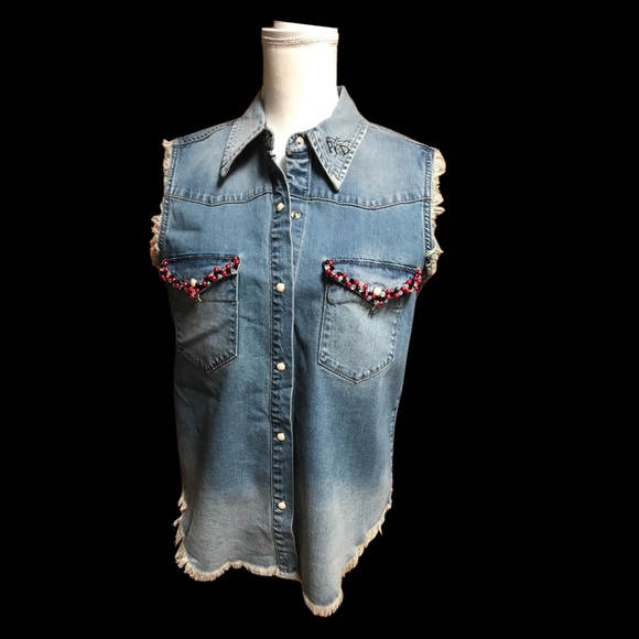 One of a Kind Cowgirl Hat on a Red Rose Sleeveless Denim Shirt Shirt - Picture 4 of 7